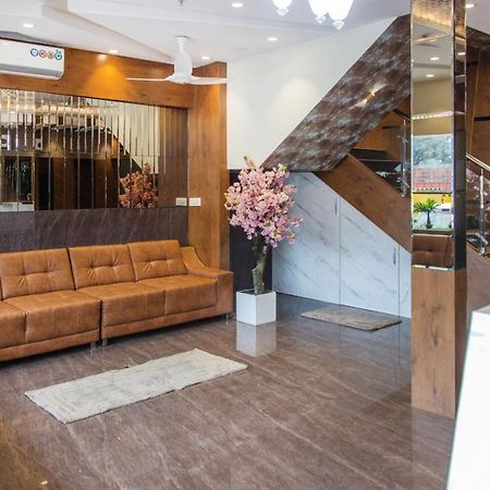 Hotel Hometown Near Us Embassy Bkc Мумбаи Экстерьер фото